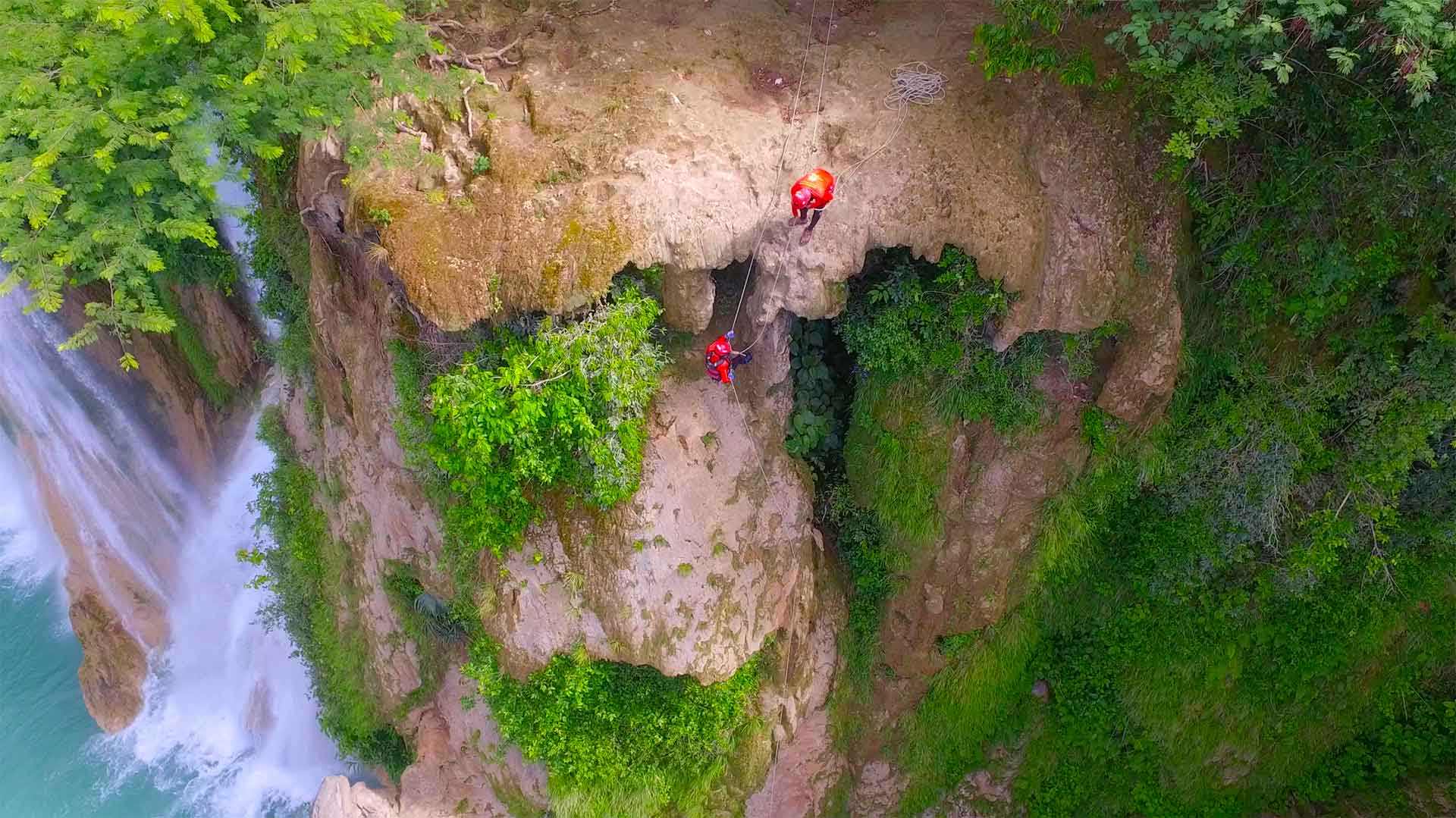 Rapelling. Image courtesy of Huaxteca.com