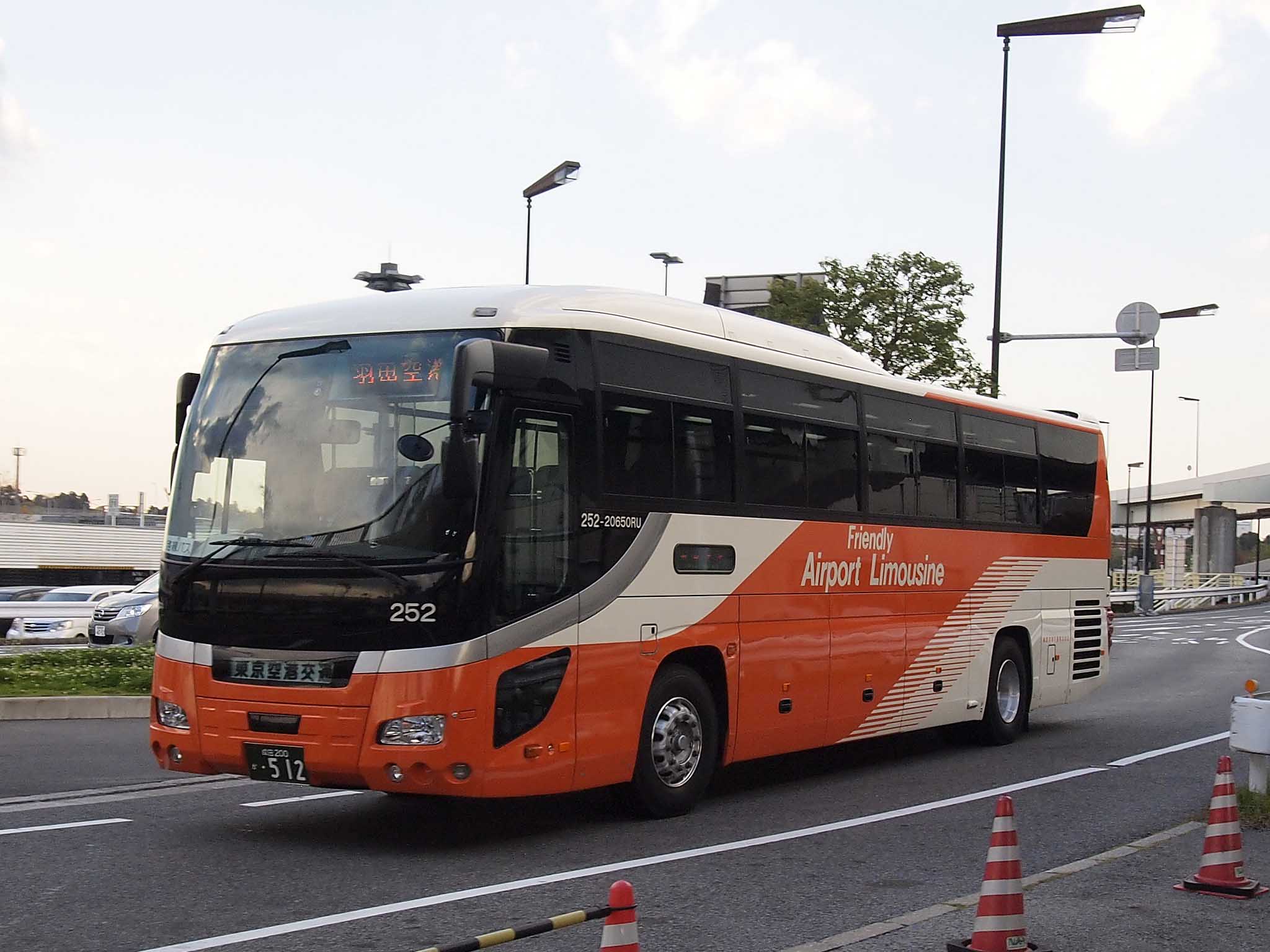 Limo bus, image courtesy of Wikimedia