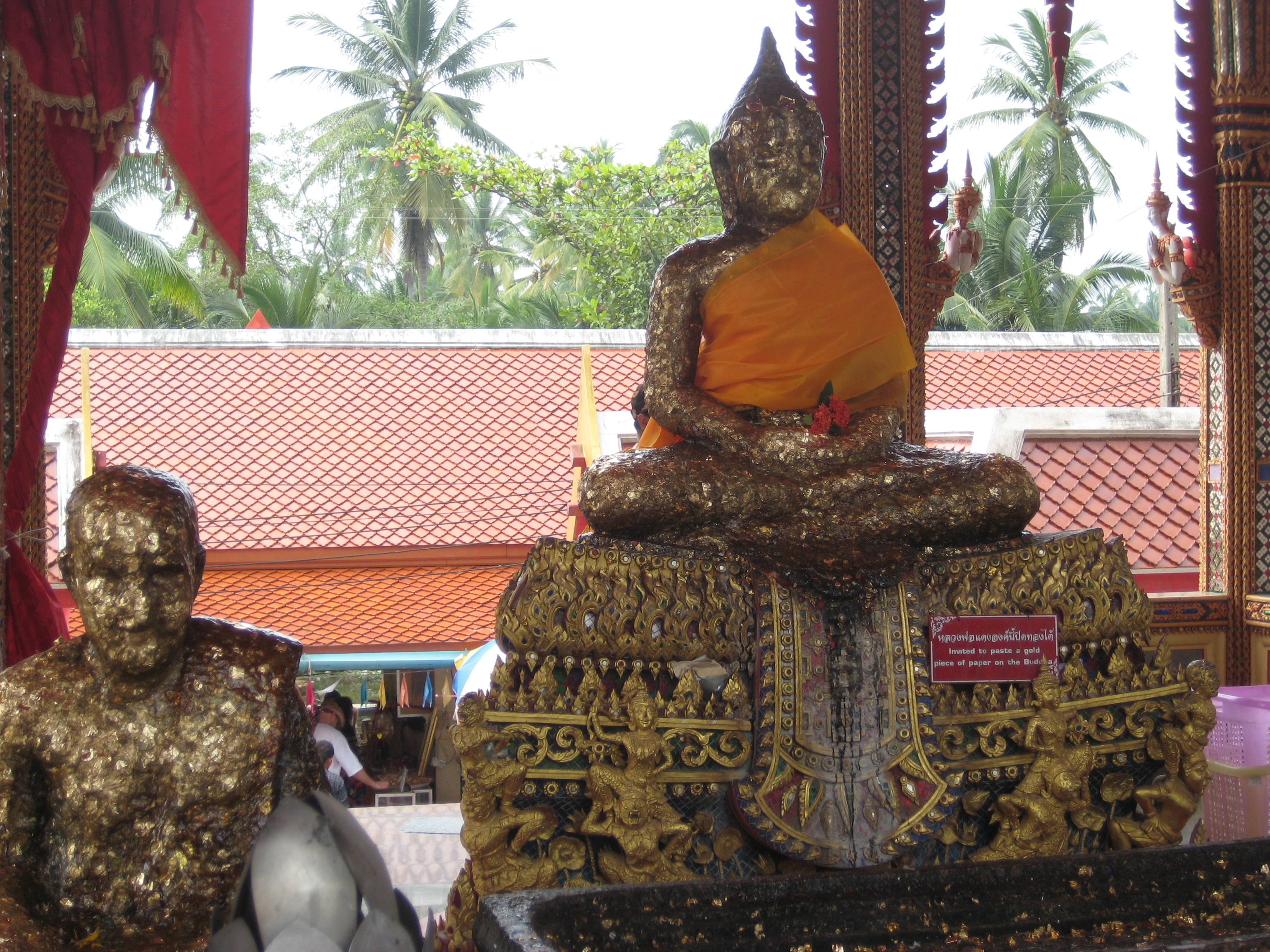Stop at a temple during boat ride